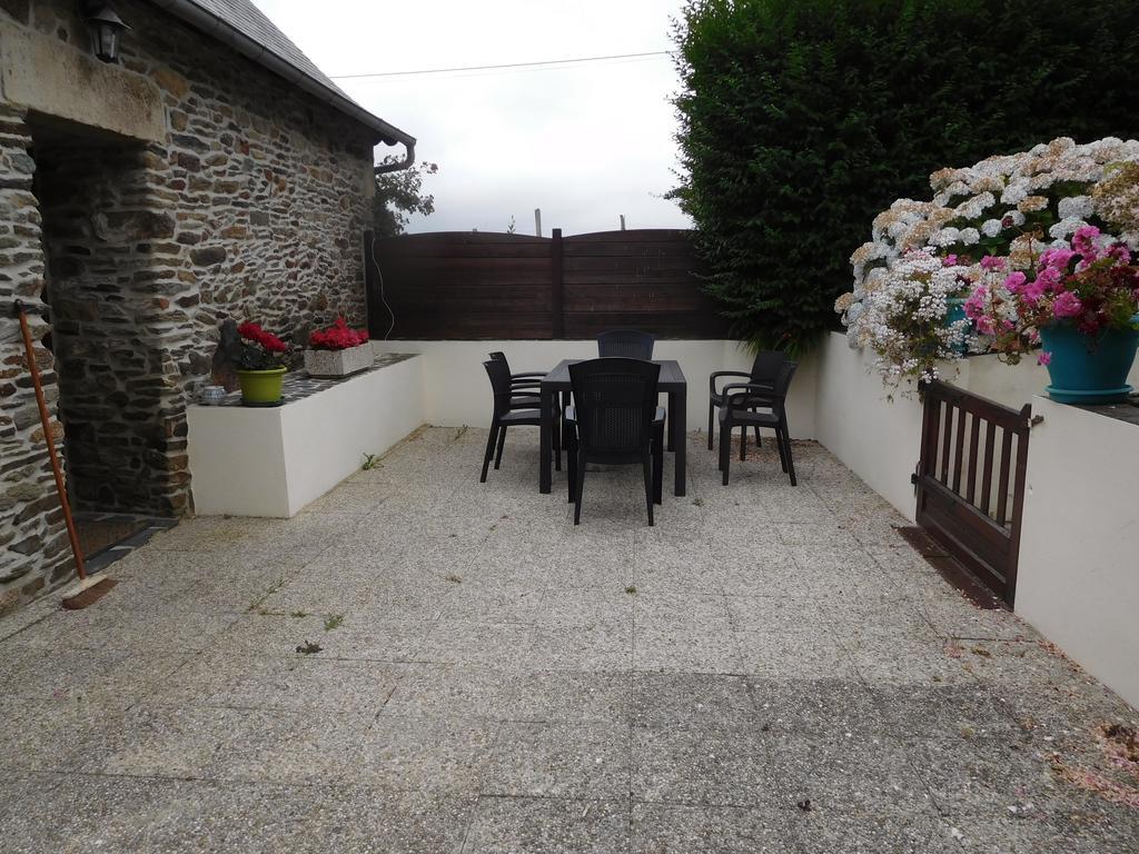 Les Gites De Kerroyal Garlan Exterior photo