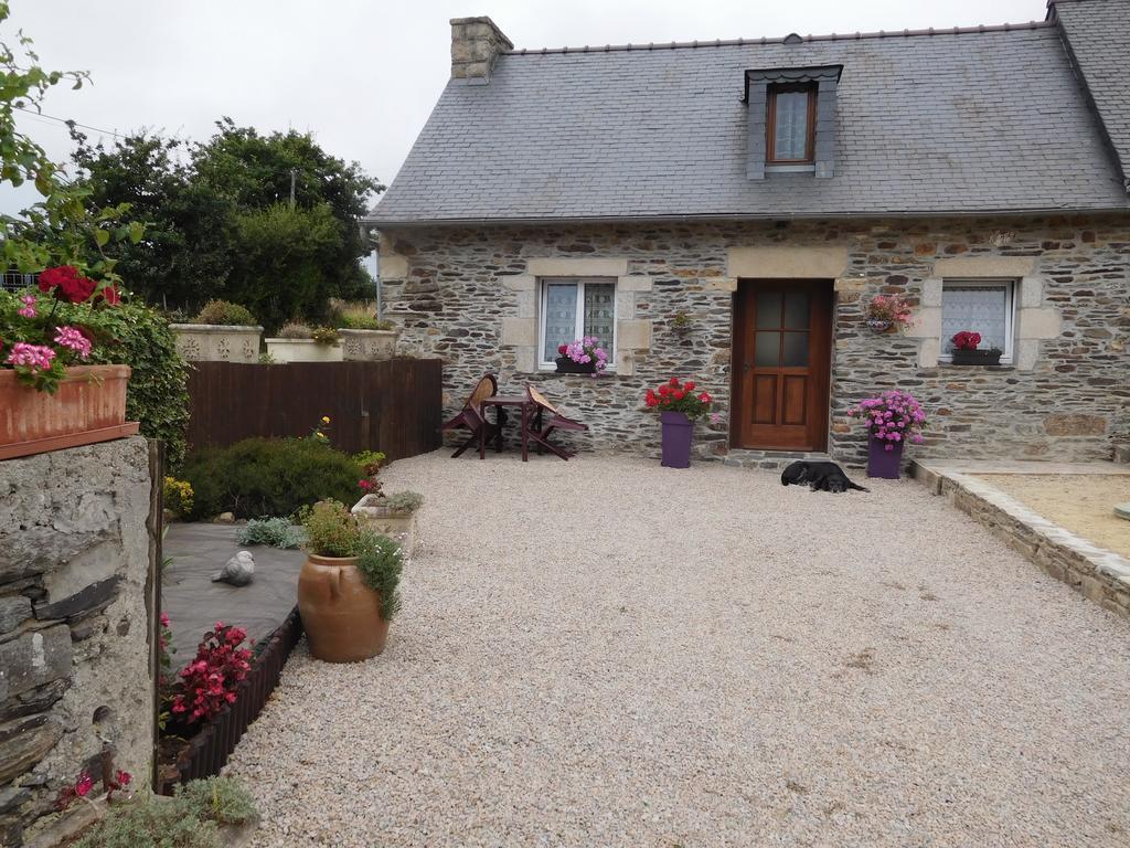 Les Gites De Kerroyal Garlan Exterior photo
