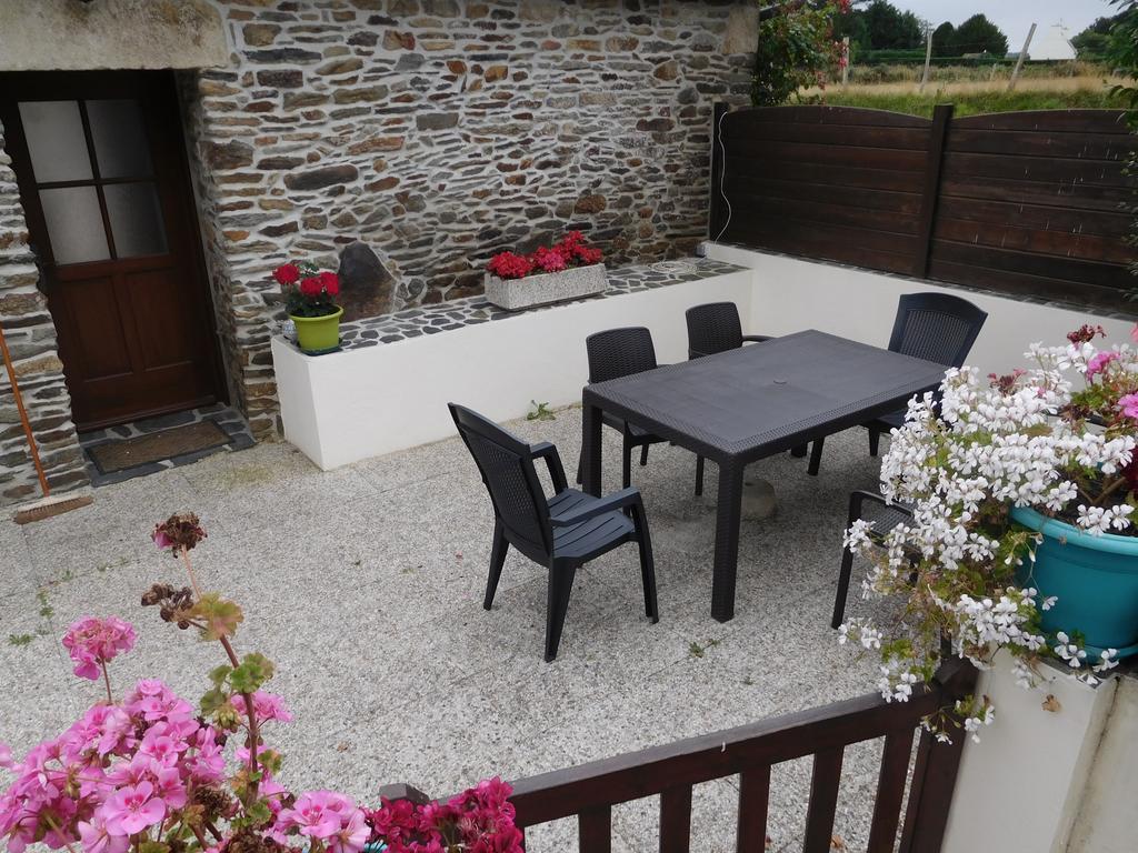 Les Gites De Kerroyal Garlan Exterior photo