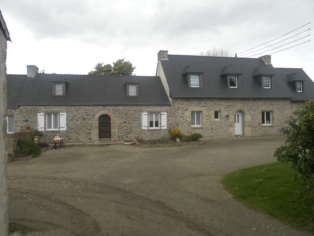 Les Gites De Kerroyal Garlan Exterior photo
