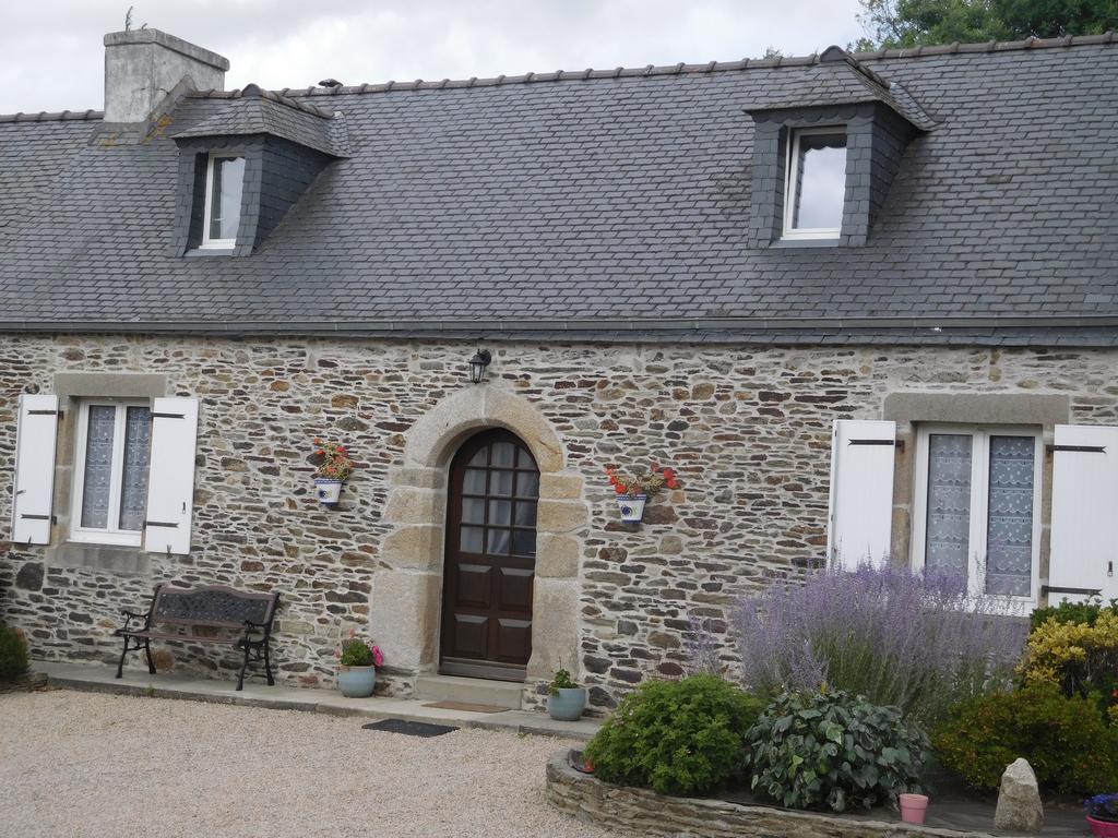 Les Gites De Kerroyal Garlan Exterior photo