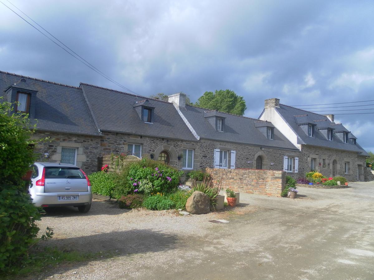 Les Gites De Kerroyal Garlan Exterior photo